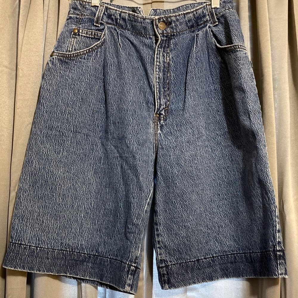 VINTAGE LEVIE’S 900 Series high waisted acid or stone wash Denim Shorts
SIZE 14